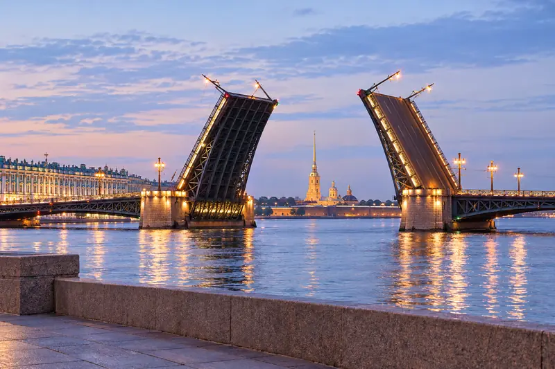 Cầu Dvortsovy ở St. Petersburg nâng hai nhịp lên cao trên sông Neva trong đêm trắng, đèn cầu sáng, bờ kè đá vắng người