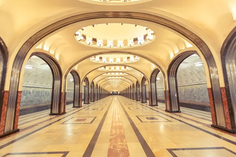 Sân ga Mayakovskaya ở Moscow vắng người với hàng vòm thép sáng bóng, sàn đá hoa và các hốc đèn tròn trên trần