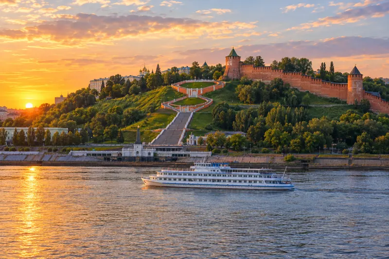 Kremlin Nizhny Novgorod trên đồi bên sông Volga lúc hoàng hôn