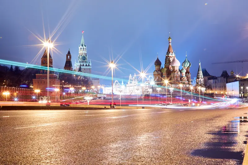 Quảng trường Đỏ về đêm, Nhà thờ Thánh Basil và tháp Kremlin lên đèn
