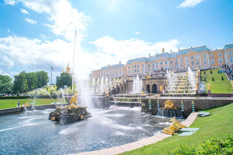 Đài phun nước Samson và Cung điện Lớn Peterhof dưới trời xanh