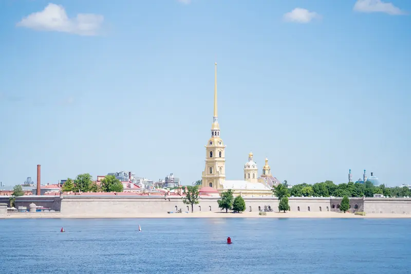 Ngọn tháp vàng của Pháo đài Petro–Pavlovsk bên sông Neva