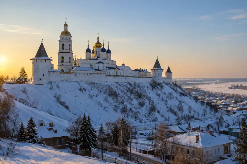 Kremlin Tobolsk trên đồi tuyết ở Siberia