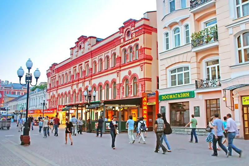 Phố đi bộ Arbat với những toà nhà cổ nhiều màu và du khách dạo phố
