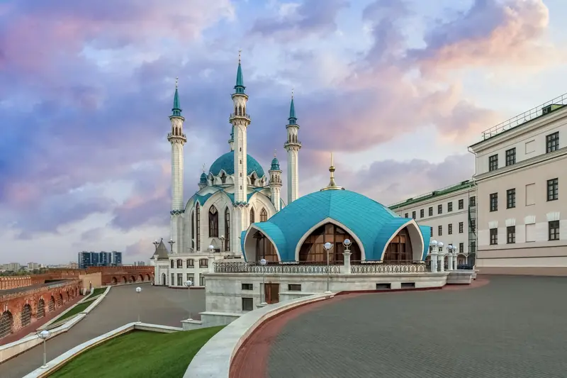 Thánh đường Kul Sharif mái xanh tháp trắng trong kremlin Kazan, trời chiều hồng