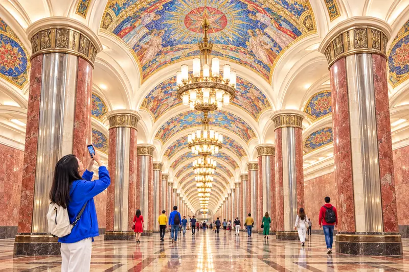 Sảnh ga metro Komsomolskaya với trần vòm và đèn chùm